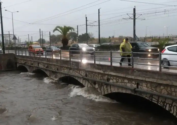 Κακοκαιρία στην Αττική:  Καθιζήσεις και διακοπές κυκλοφορίας.Φούσκωσαν Κηφισός και Ιλισός – Τι θα γίνει με τα σχολεία
