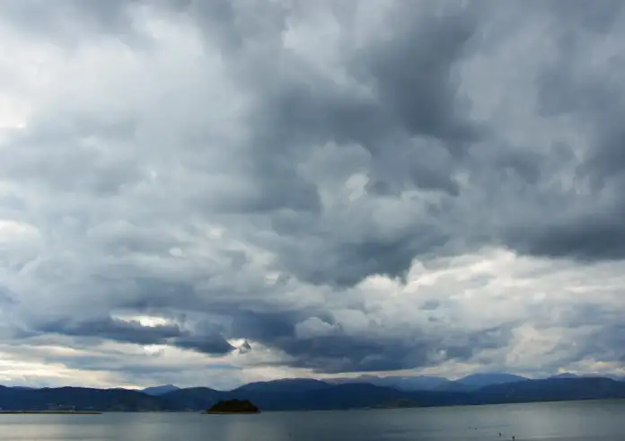 Καιρός: «Παρέλαση» κακοκαιριών προ των πυλών – Πότε θα «χτυπήσουν» οι καταιγίδες και η αφρικανική σκόνη, ο χάρτης των φαινομένων