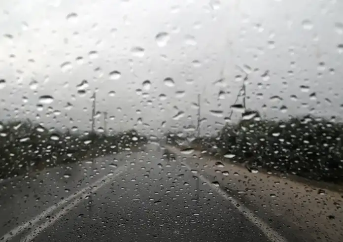 Καιρός: Σαρώνουν την Αττική σφοδρές καταιγίδες και χαλάζι – Νέα πορτοκαλί προειδοποίηση από την ΕΜΥ