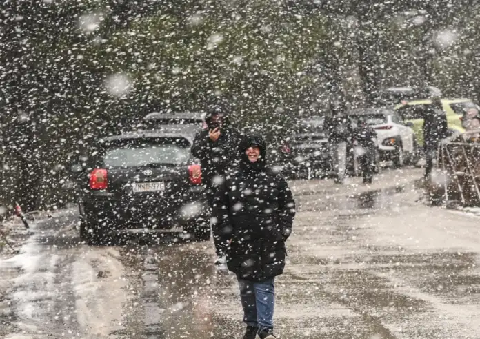 Συναγερμός 112 στο Βόρειο Αιγαίο – Στα «λευκά» η Βόρεια Ελλάδα, κλειστά σχολεία και απαγορεύσεις κυκλοφορίας