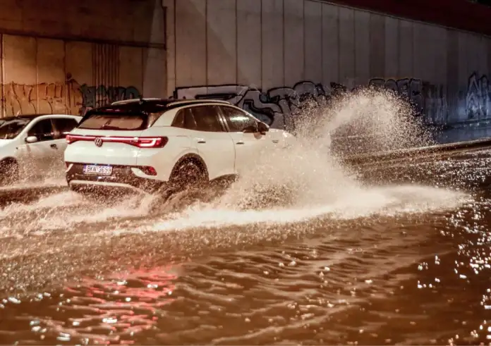 LIVE: Η Αθήνα «πνίγεται» – Εγκλωβισμένοι οδηγοί και χάος στο Μετρό – 112 για εκκένωση στον Ασπρόπυργο