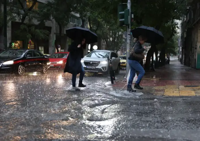 Κακοκαιρία «Kristin»: Άνοιξαν οι ουρανοί στην Αττική – Χαλάζι στην Κηφισιά και χάος στον Κηφισό