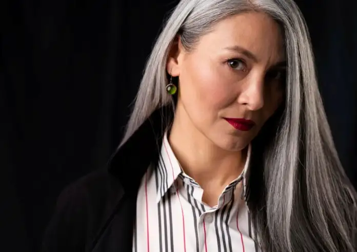 Λευκά μαλλιά: Το θαυματουργό σπιτικό έλαιο που καθυστερεί την εμφάνισή τους – Πώς θα φρενάρετε το γκριζάρισμα φυσικά