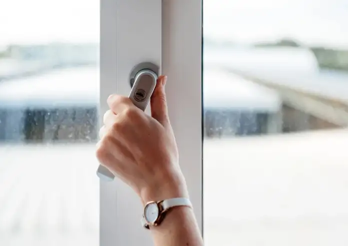 Γιατί πρέπει να ανοίγετε τα παράθυρα ακόμα και με παγωνιά: Το μυστικό των 5 λεπτών που θωρακίζει την υγεία σας