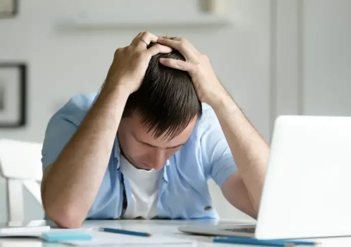 Η μέθοδος των 5 λεπτών που παγώνει το άγχος: Τι είναι το κόλπο 5-4-3-2-1 που συνιστούν οι ψυχολόγοι