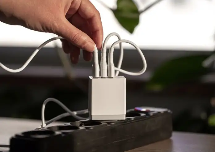 Πώς θα μειώσετε τον λογαριασμό του ρεύματος έως και 30%: Οι 6 «αόρατες» συσκευές που καίνε ρεύμα ακόμα και κλειστές