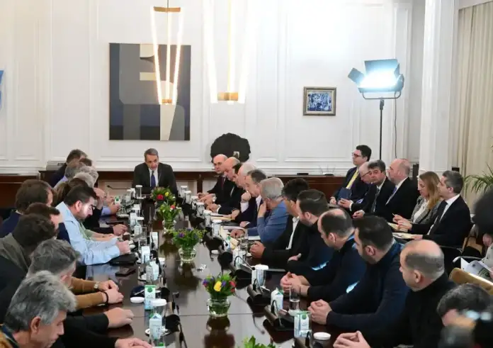 Συνάντηση Μητσοτάκη με αγρότες στο Μαξίμου: «Οι παρόντες διαμορφώνουν τις εξελίξεις»