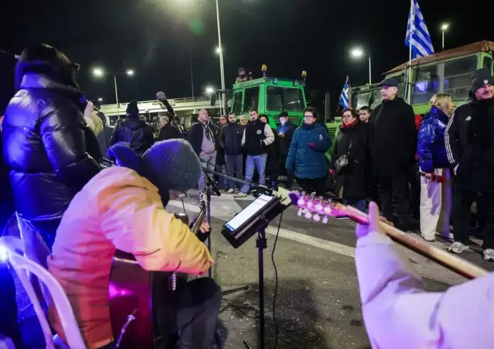 Πρωτοχρονιά στους δρόμους: Οι αγρότες μπήκαν στο 2026 στα μπλόκα, δίπλα στα τρακτέρ