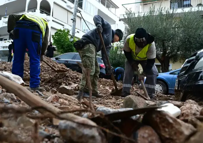 SOS Καλλιάνου για τη Γλυφάδα: «Φοβάμαι ότι αν βρέξει, θα έχουμε πάλι πρόβλημα» – Νέο κύμα κακοκαιρίας το απόγευμα