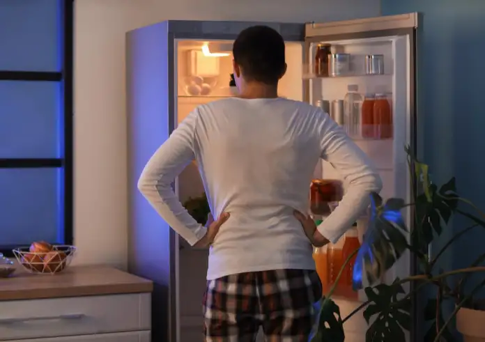 Νυχτερινές λιγούρες: Γιατί δεν φταίει η αυτοπειθαρχία σου – Η αλήθεια πίσω από την υπερφαγία το βράδυ