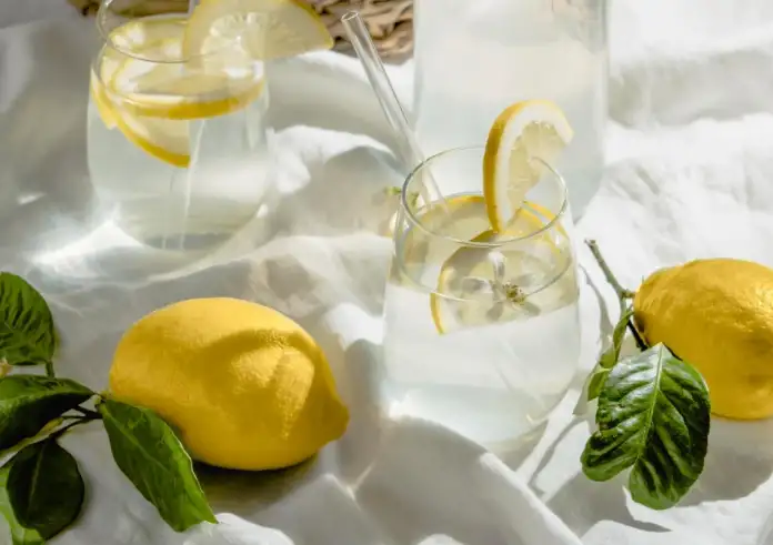 Τι συμβαίνει στο σώμα σας αν πίνετε ένα ποτήρι χλιαρό νερό με λεμόνι κάθε πρωί: Τα 5 οφέλη που δεν φαντάζεστε