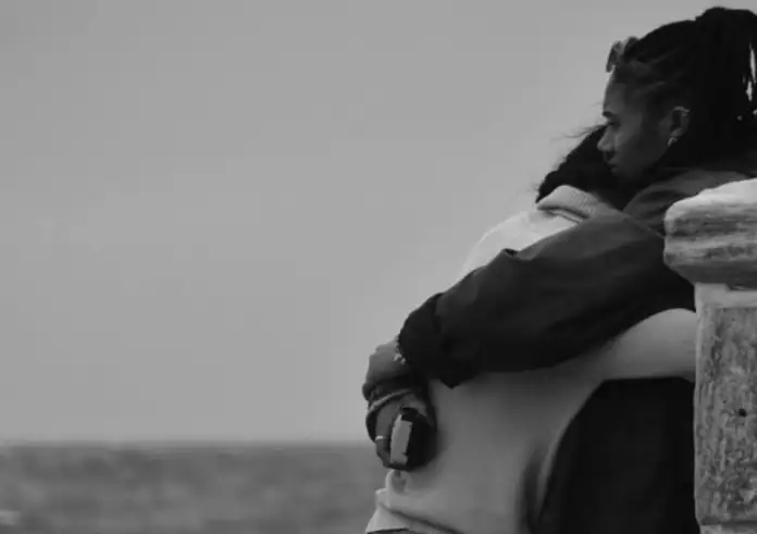 Παγκόσμια Ημέρα Αγκαλιάς: Το «όπλο» της υγείας μας ενάντια στο στρες – Γιατί την έχουμε ανάγκη σήμερα