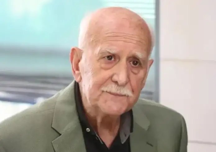 Τραγωδία: Πέθανε ο Γιώργος Παπαδάκης – Υπέστη οξύ έμφραγμα, δεν τα κατάφερε ο εμβληματικός δημοσιογράφος