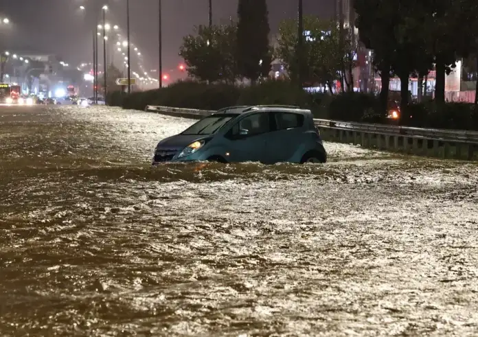 Σοκ στη Γλυφάδα: Η Λεωφόρος Βουλιαγμένης έγινε ποτάμι – Παρασύρθηκαν αυτοκίνητα, εγκλωβίστηκαν λεωφορεία