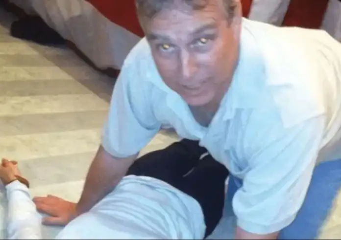 Νέες φωτογραφίες-σοκ από το 'νησί της ακολασίας': Ο Πρίγκιπας Άντριου πάνω από ξαπλωμένη γυναίκα στο σπίτι του Έπσταϊν