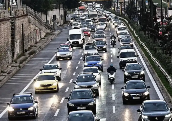 «Ραβασάκια» φωτιά για χιλιάδες οδηγούς: Ξεκινούν τα πρόστιμα έως 1.000€ για ανασφάλιστα και απλήρωτα Τέλη