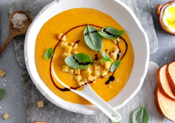 Η απόλυτη σούπα για το κρύο: Βελουτέ λαχανικών με 4 υλικά που έχετε ήδη στην κουζίνα σας