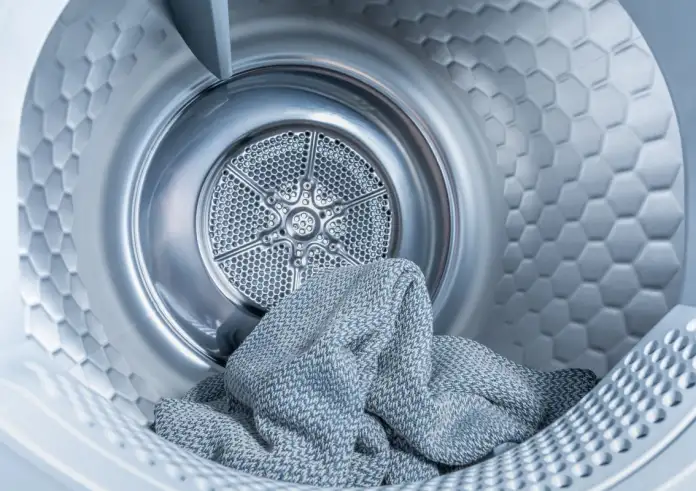 Στεγνωτήριο: Το απλό κόλπο με μια πετσέτα που σώζει τα ρούχα σας από τη φθορά