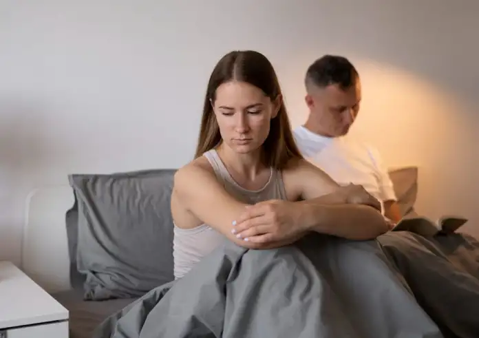 5 σημάδια που δείχνουν ότι η σχέση σας έχει βαλτώσει – Πώς να επαναφέρετε τη σπίθα μέσα σε ένα Σαββατοκύριακο