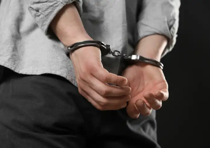  Παλαιό Φάληρο: Ο πασίγνωστος επιχειρηματίας που έπεσε στα χέρια της ΔΙΑΣ – Τα πιστόλια, η πλαστή άδεια και η διάσημη τραγουδίστρια