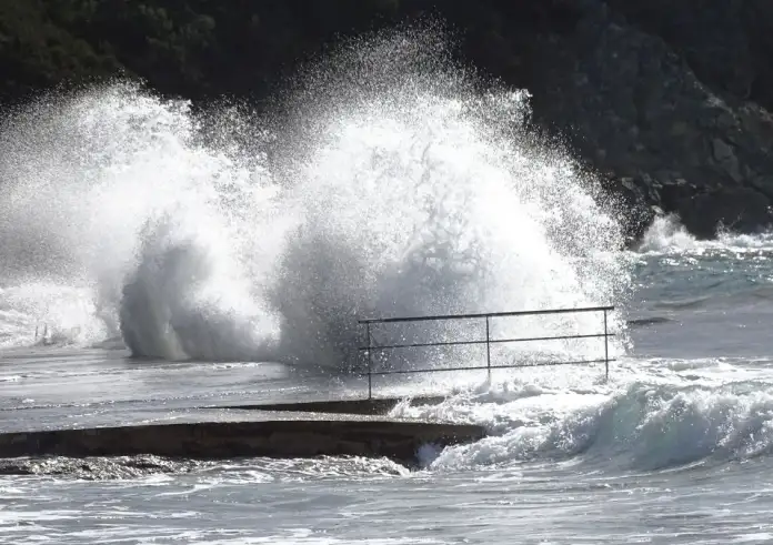 Τήνος: Η θάλασσα «κατάπιε» το πάρκινγκ στο λιμάνι – Κύματα παρέσυραν αυτοκίνητα (Vid)