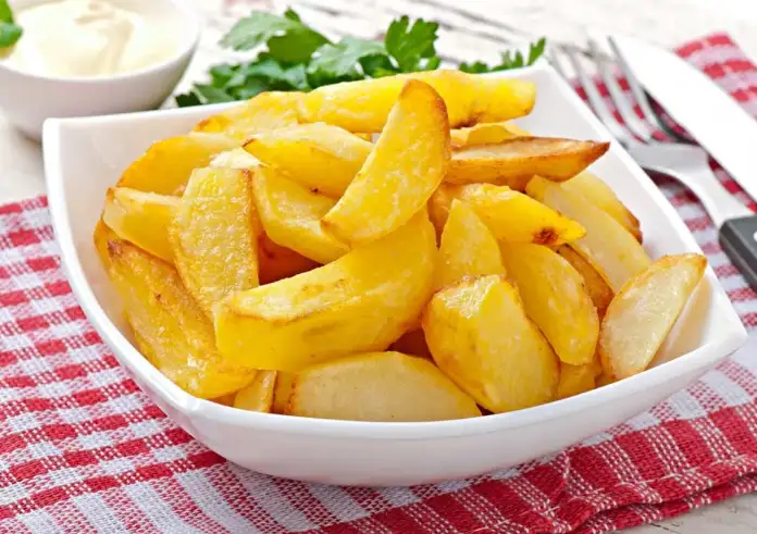 Η τέλεια συνταγή για τραγανές πατάτες φούρνου που μοιάζουν με τηγανητές: Το μυστικό συστατικό που κάνει τη διαφορά