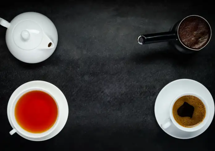Τσάι vs Καφές: Ποιο από τα δύο «θωρακίζει» τα οστά – Τι δείχνουν οι τελευταίες έρευνες για την οστεοπόρωση