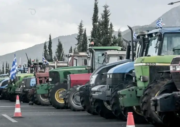 Επίθεση στο μπλόκο της Νίκαιας: Βανδάλισαν τρακτέρ αγροτών που πήγαν στο Μαξίμου – «Προδότες» έγραψαν με μπογιές
