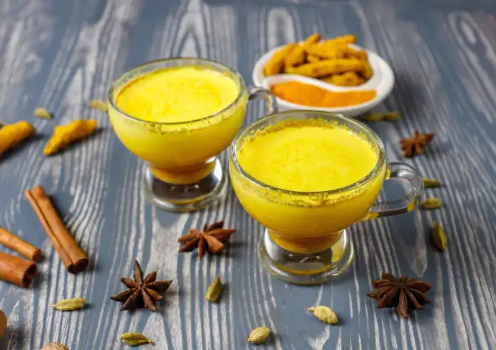 Το 'χρυσό' ρόφημα με κουρκουμά και λεμόνι: Πιείτε το κάθε Κυριακή πρωί για να ξεφουσκώσετε, να καθαρίσετε το συκώτι και να κάψετε λίπος