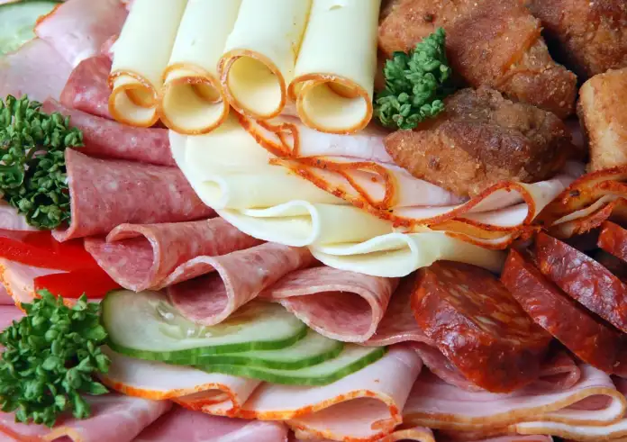 Η «χειρότερη» τροφή για τις αρτηρίες που οι περισσότεροι τρώνε καθημερινά – Τι προειδοποιούν οι καρδιολόγοι