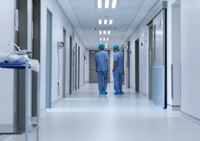 Συναγερμός για την «Υπεργρίπη» στην Ελλάδα: Τι είναι το στέλεχος Κ που στέλνει τους πολίτες στα νοσοκομεία;