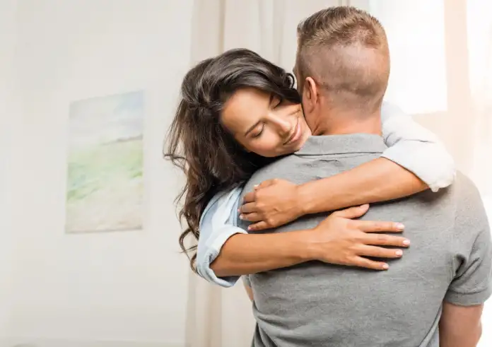 Η επιστήμη πίσω από τις ζεστές αγκαλιές: Γιατί το άγγιγμα είναι το «φάρμακο» της ψυχής