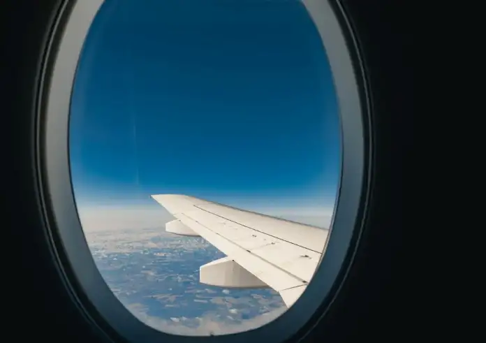 Αναρωτηθήκατε ποτέ; Γιατί υπάρχει αυτή η μικρή τρύπα στα παράθυρα των αεροπλάνων