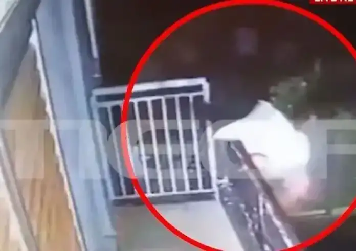 Αγρίνιο: Δείτε την σοκαριστική πτώση 57χρονου από μπαλκόνι