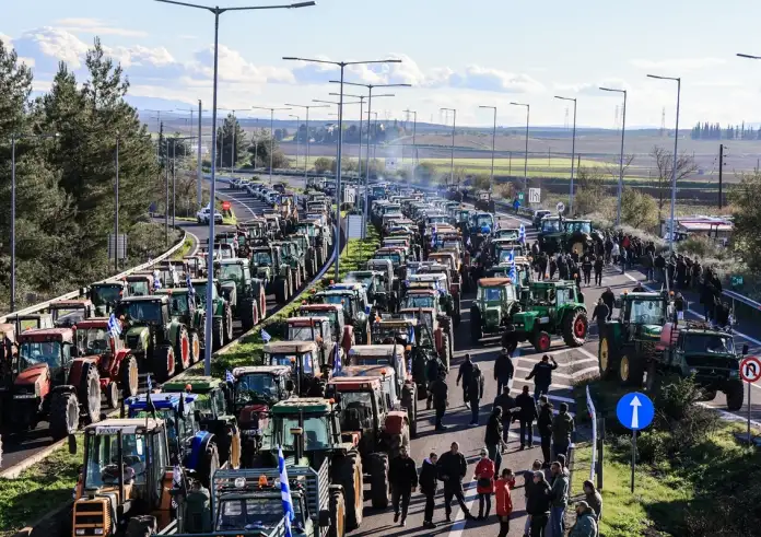 «Παρασκευή και 13» στο Σύνταγμα: Τα τρακτέρ κυκλώνουν την Αθήνα – Σε απόγνωση οι αγρότες