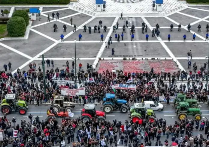 Πόλη από τρακτέρ το Σύνταγμα: Η νύχτα που η ύπαιθρος «εγκαταστάθηκε» στην Αθήνα