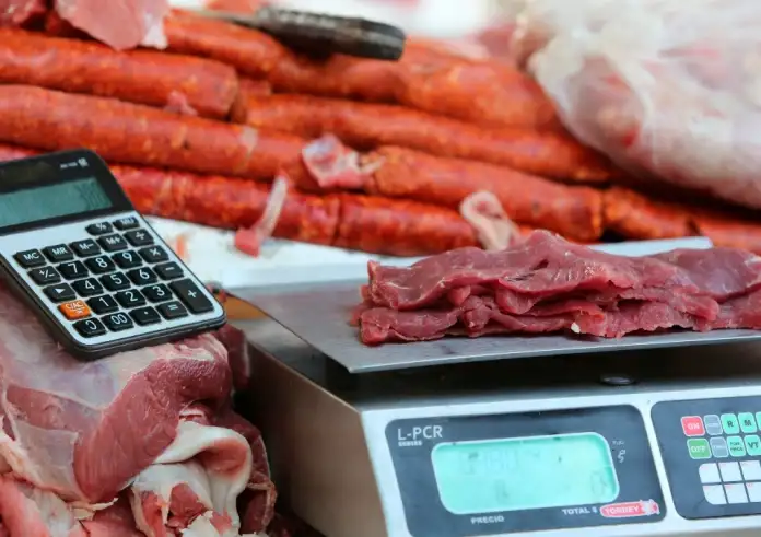 Ακρίβεια: «Φωτιά» στις τιμές των κρεάτων – Αυξήσεις έως και 25% στο μοσχάρι. Γιατί συμβαίνει αυτό;