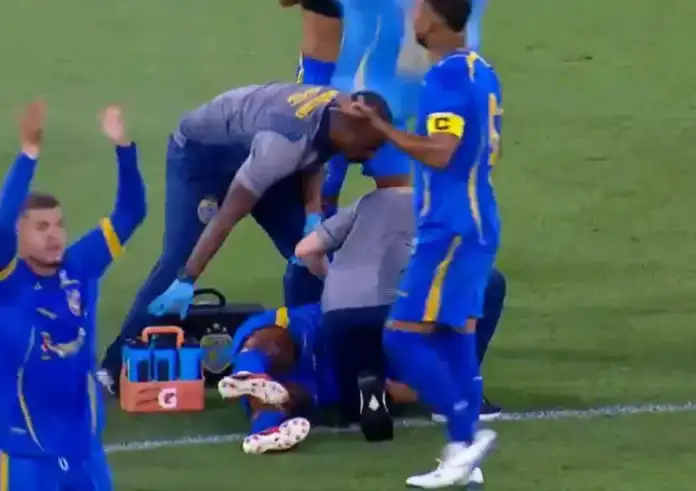 Σοκ στη Βραζιλία: Ποδοσφαιριστής κατέρρευσε στον αγωνιστικό χώρο με σπασμούς – Η τρομακτική σκηνή και το παρελθόν του