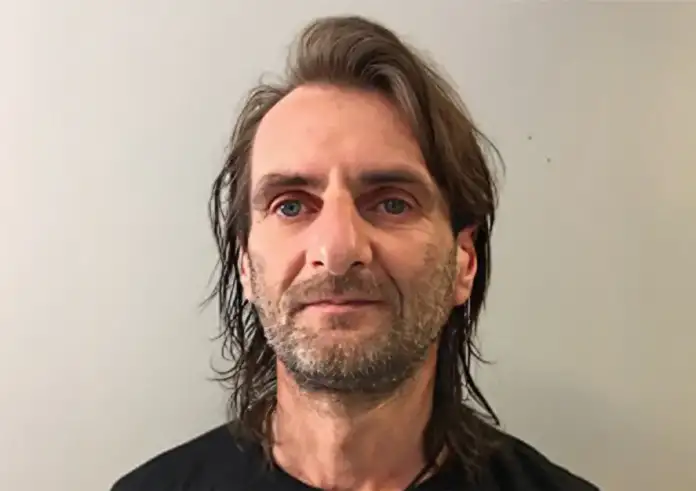 Τέλος στο μυστήριο με τον «Αόρατο Μπάμπη»: Παιδικός του φίλος αποκάλυψε την ταυτότητά του