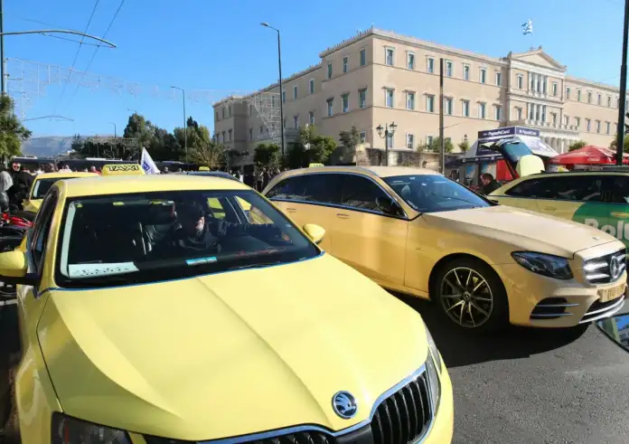 Χωρίς ταξί Αθήνα και Θεσσαλονίκη: Η «βίαιη» μετάβαση στην ηλεκτροκίνηση και το  νομοσχέδιο στο στόχαστρο