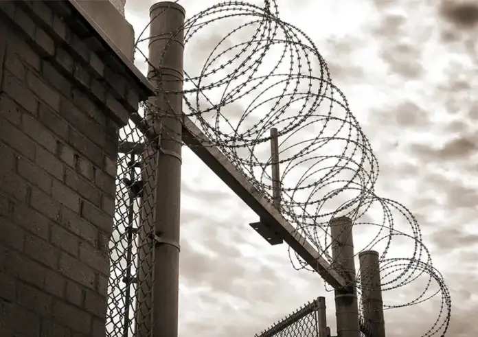 «Πώς μπορεί να δολοφονείται κάποιος μπροστά σου και να μη δεις;»: Οι αντιφάσεις του αρχιφύλακα στον Δομοκό