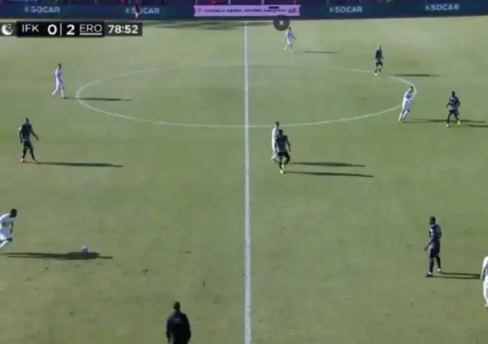 Εντυπωσιακό γκολ: Σκόραρε πίσω από το κέντρο του γηπέδου