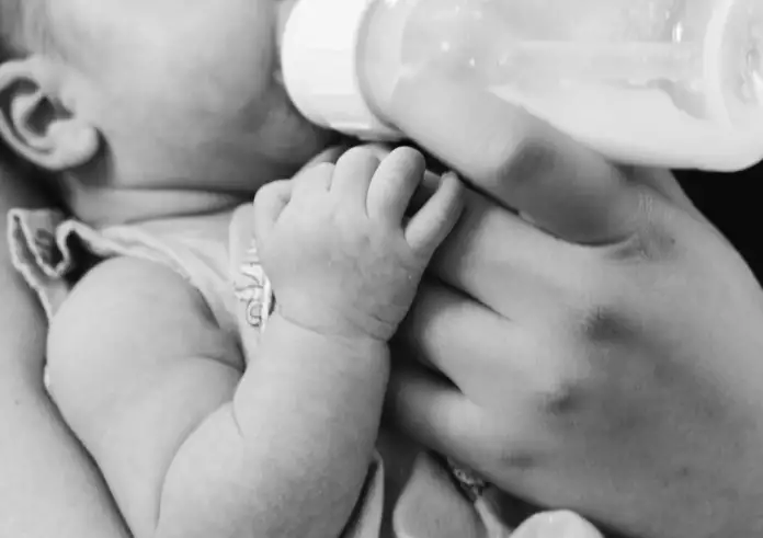 Επείγουσα ανάκληση βρεφικού γάλακτος από τον ΕΟΦ: Δείτε τη λίστα με τις παρτίδες και τι πρέπει να κάνετε