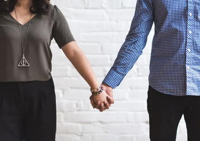 Τέλος στο «συζυγικό καθήκον»: Η ιστορική απόφαση της Γαλλίας και τι ισχύει πραγματικά στην Ελλάδα