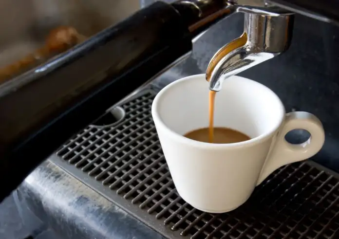 Ξέχνα τον καφέ με το που ανοίγεις τα μάτια: Γιατί η πρώτη γουλιά πριν τις 9:30 στρεσάρει τον οργανισμό σου