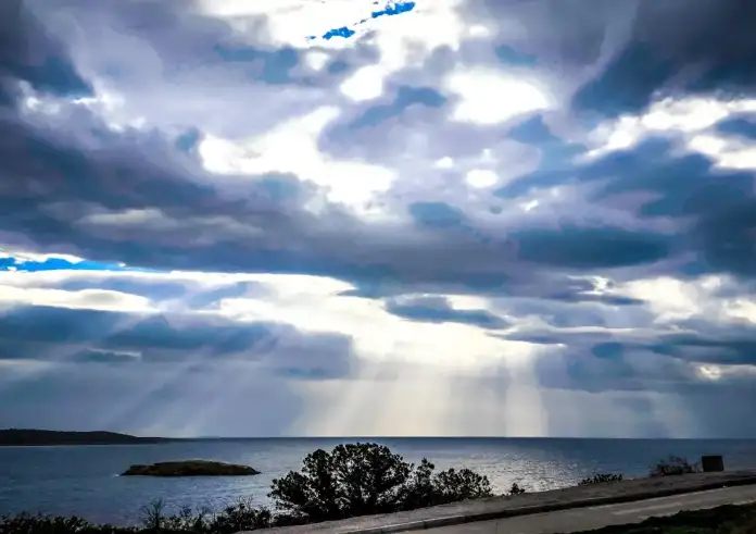 Καιρική «παράσταση»: Ανοιξιάτικος καιρός με τοπικές εκπλήξεις στην Ελλάδα