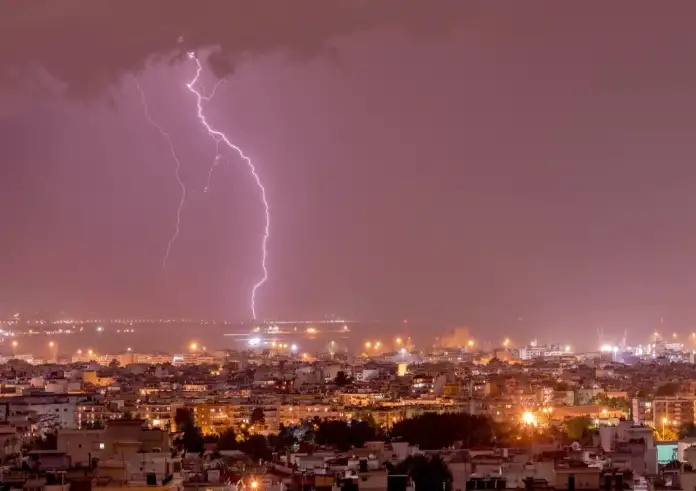 Καιρός: Επικαιροποίηση του εκτάκτου δελτίου της ΕΜΥ – Πού θα χτυπήσουν καταιγίδες και θυελλώδεις άνεμοι