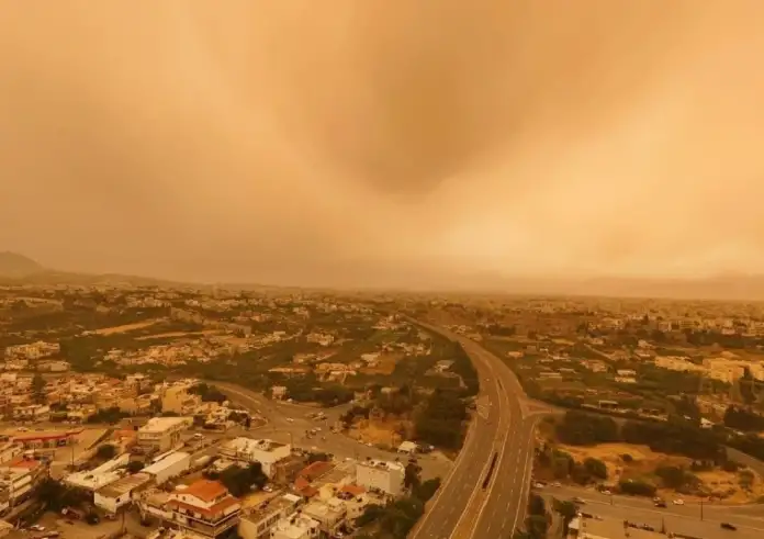 Καιρός: Διπλό κύμα «θερμής» κακοκαιρίας με λασποβροχές και σκόνη