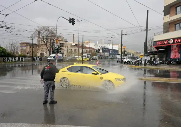 Κακοκαιρία στην Αττική: Υπερχείλιση ρέματος στο Πικέρμι και καθιζήσεις στο Πολύγωνο