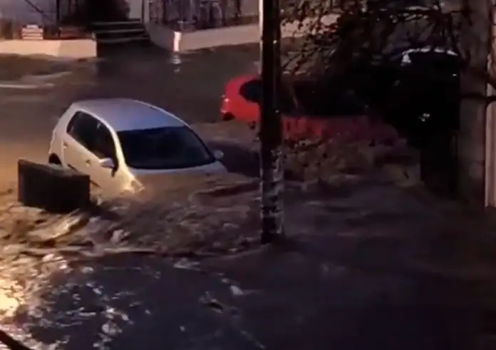 Λήμνος: Η στιγμή που ο ουρανός «άνοιξε» και η γη υποχώρησε – Στο έλεος της κακοκαιρίας το νησί